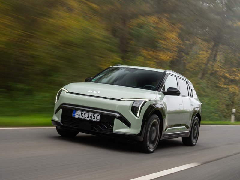 E-Auto_auf_Strasse_4-3.jpg Eine finanzielle Untersützung beim Kauf von neuen E-Autos würden deutsche Autokäufer mehrheitlich begrüßen. (Foto: SP-X)